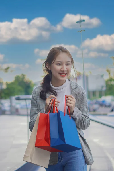 Azji Kobieta Trzyma Torby Zakupy Centrum Handlowym Happy Shopping Time — Zdjęcie stockowe