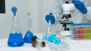 Araştırmacılar, doktorlar, bilim adamları modern laboratuarlarda veya hastanelerde plastik tıbbi tüplerle çalışıyorlar. Hastane için Biyoteknoloji Uzmanı Gelişmiş Ekipman Kimya Laboratuvarı Tıp Deneyleri