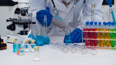 Araştırmacılar, doktorlar, bilim adamları modern laboratuarlarda veya hastanelerde plastik tıbbi tüplerle çalışıyorlar. Hastane için Biyoteknoloji Uzmanı Gelişmiş Ekipman Kimya Laboratuvarı Tıp Deneyleri