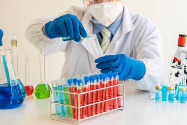 Araştırmacılar, doktorlar, bilim adamları modern laboratuarlarda veya hastanelerde plastik tıbbi tüplerle çalışıyorlar. Hastane için Biyoteknoloji Uzmanı Gelişmiş Ekipman Kimya Laboratuvarı Tıp Deneyleri