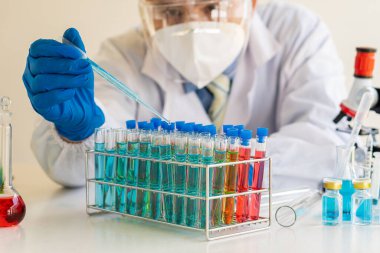Araştırmacılar, doktorlar, bilim adamları modern laboratuarlarda veya hastanelerde plastik tıbbi tüplerle çalışıyorlar. Hastane için Biyoteknoloji Uzmanı Gelişmiş Ekipman Kimya Laboratuvarı Tıp Deneyleri