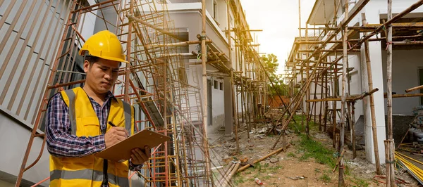 一幢高楼的亚洲男性建筑工程建筑设计与木制木板专业工程师 建筑师 建筑工地戴钢盔的工人 — 图库照片