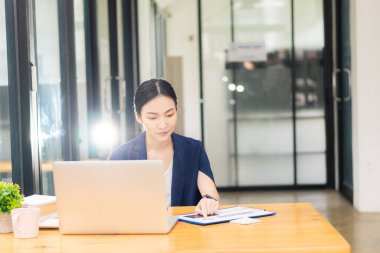 Asyalı kız online alışveriş tableti kullanarak online alışveriş yapıyor. Kredi kartı, akıllı telefon, akıllı ödeme, para transferi teknolojisi kullanıyor.