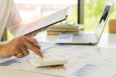 Finans grafiği tutan bir işadamı, mali istatistik, hisse senedi resimleri, tartışma ve veri analizi, grafikler ve grafikler içeren bir belge. muhasebe kavramı