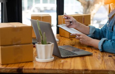 Küçük İş Başarı KOBİ Girişimciliği .freelance work uygulamasını başlangıç noktasında çevrimiçi paket dağıtım dizüstü bilgisayarıyla evden başlat