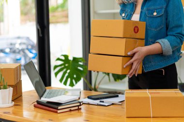 Küçük İş Başarı KOBİ Girişimciliği .freelance work uygulamasını başlangıç noktasında çevrimiçi paket dağıtım dizüstü bilgisayarıyla evden başlat