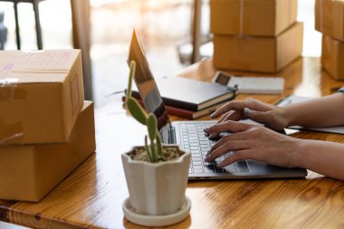 Küçük İş Başarı KOBİ Girişimciliği .freelance work uygulamasını başlangıç noktasında çevrimiçi paket dağıtım dizüstü bilgisayarıyla evden başlat