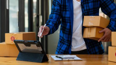 Küçük İş Başarı KOBİ Girişimciliği .freelance work uygulamasını başlangıç noktasında çevrimiçi paket dağıtım dizüstü bilgisayarıyla evden başlat