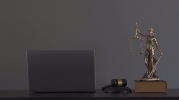 ラップトップ裁判官ハンマー本とスケール弁護士の法的勧告コンセプトテーブルの正義の女神 — ストック動画