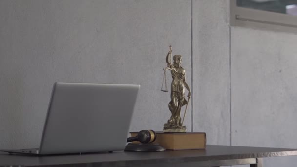 노트북은 변호사의 테이블 위에서 저울의 정의의 여신을 합니다 — 비디오
