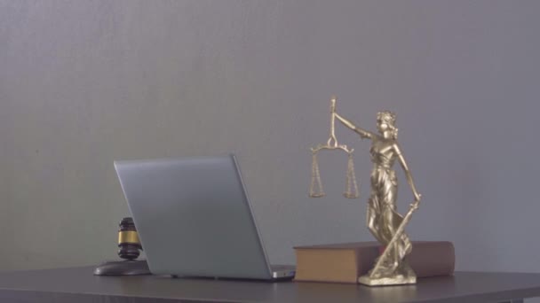 Laptop Juiz Martelo Livros Escalas Deusa Justiça Mesa Conceito Jurídico — Vídeo de Stock