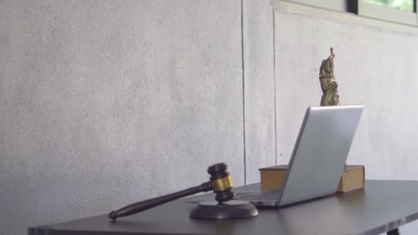 ラップトップ裁判官ハンマー本とスケール弁護士の法的勧告コンセプトテーブルの正義の女神 — ストック動画