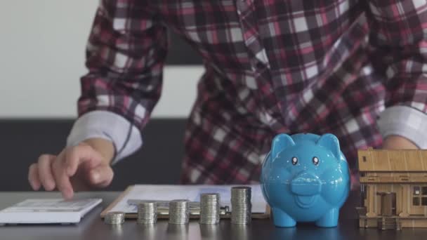 Jongeman Die Munten Telt Een Spaarvarken Geld Besparen Een Huis — Stockvideo