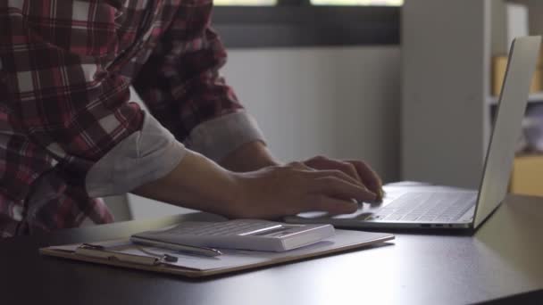 Concepto Finanzas Economía Cuentas Mensuales Gastos Liquidación Deudas Hombres Jóvenes — Vídeos de Stock