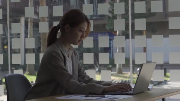 Ázsiai Dolgozik Pénzügyi Számvitel Irodai Laptop Grafikus Dokumentumok Számítógépes Elemzése — Stock videók