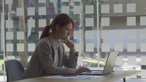 Femeie Asiatică Care Lucrează Contabilitate Financiară Birou Laptop Documente Grafice — Videoclip de stoc