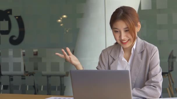 Asiatisk Kvinna Som Arbetar Med Finansiell Redovisning Kontor Med Bärbar — Stockvideo