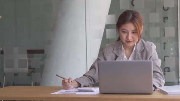 Femme Asiatique Travaillant Dans Comptabilité Financière Bureau Avec Ordinateur Portable — Video