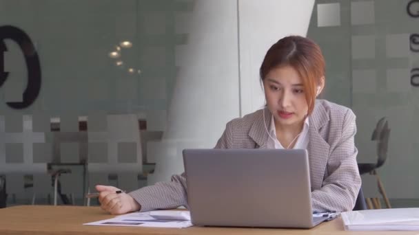 Wanita Asia Yang Bekerja Dalam Akuntansi Keuangan Kantor Dengan Laptop — Stok Video