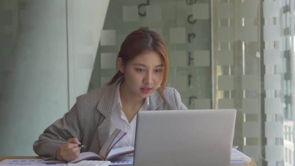 비즈니스 컨셉트 테이블의 분석에 노트북 그래프 문서와 사무실에서 아시아 — 비디오