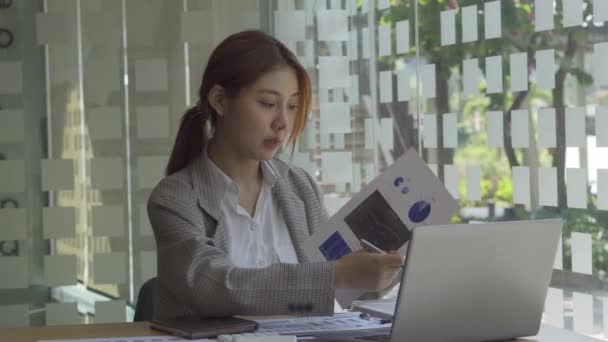 Wanita Asia Yang Bekerja Dalam Akuntansi Keuangan Kantor Dengan Laptop — Stok Video