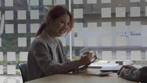 Femme Asiatique Travaillant Dans Comptabilité Financière Bureau Avec Ordinateur Portable — Video