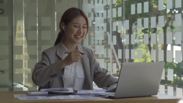 Finans Muhasebesinde Çalışan Asyalı Bir Kadın Dizüstü Bilgisayarla Konsepti Tablosunun — Stok video