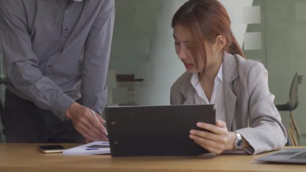 2Empresário Asiático Trabalhando Contabilidade Financeira Escritório Com Laptop Documentos Gráficos — Vídeo de Stock