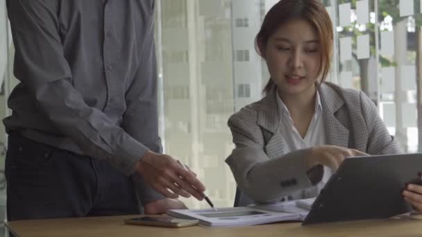 Aziatische Vrouw Werkzaam Financiële Boekhouding Het Kantoor Met Laptop Grafische — Stockvideo