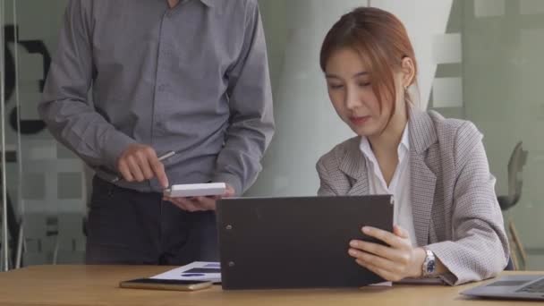 Mulher Asiática Trabalhando Contabilidade Financeira Escritório Com Laptop Gráficos Documentos — Vídeo de Stock