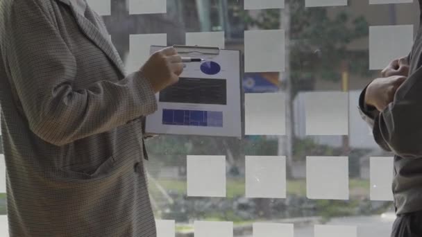 2Aziatische Zakenman Werkt Aan Financiële Boekhouding Kantoor Met Laptop Grafische — Stockvideo