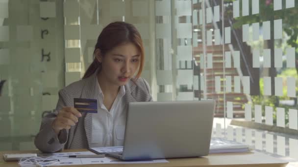 Mulher Asiática Segurando Cartão Crédito Usando Telefone Celular Sala Branca — Vídeo de Stock