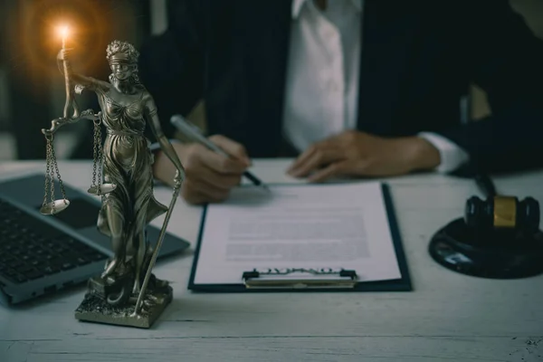 Escritório Advogado Escalas Deusa Justiça Lawbook Página Advogado Conceito Lei — Fotografia de Stock