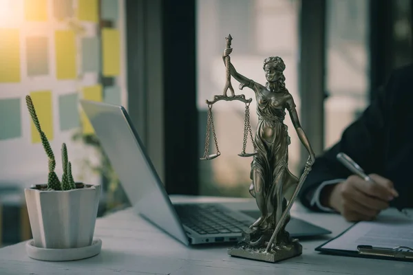 Escritório Advogado Escalas Deusa Justiça Lawbook Página Advogado Conceito Lei — Fotografia de Stock