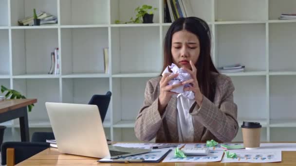 Öfkeli Kadın Ofis Çalışanı Buruşuk Kağıt Baskı Yönetimi Zihinsel Sıkıntı — Stok video