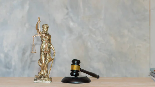 Skulptur Gerechtigkeit Bronze Dame Und Buch Und Hammer Mit Laptop — Stockfoto