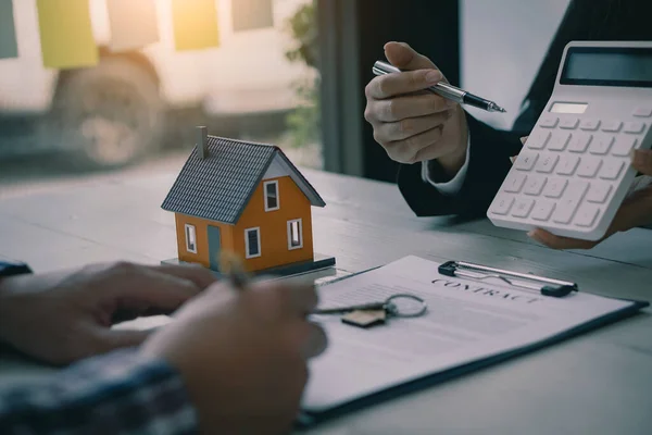 Immobilienprofis Bieten Ihren Kunden Verträge Zum Kauf Von Eigenheimen Versicherungen — Stockfoto