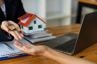 Emlakçılar, satış müdürleri kira sözleşmesi imzaladıktan ya da ev kredisi ve ev sigortası yaptıktan sonra müşterilere anahtar dağıtırlar..