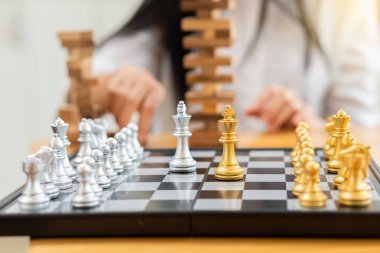 Satranç tahtası konsepti ve rekabet ve strateji başarısı, bir iş adamının başarıyı yöneten strateji, yönetim veya liderlikteki satrancını ifade eder. iş planlaması