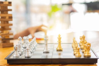Satranç tahtası konsepti ve rekabet ve strateji başarısı, bir iş adamının başarıyı yöneten strateji, yönetim veya liderlikteki satrancını ifade eder. iş planlaması
