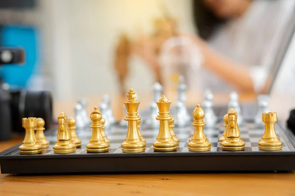 Tabuleiro de xadrez com tática de estratégia de negócios e competição de um  jogo de xadrez negócios e liderança