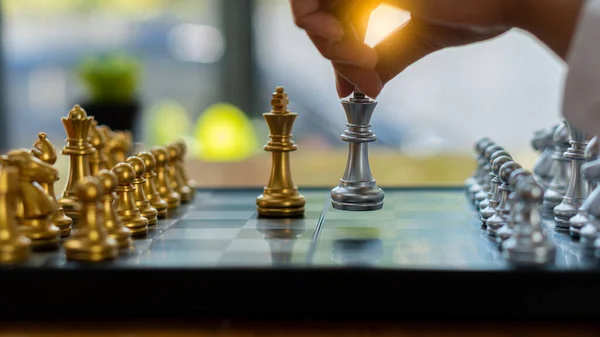 게임의 전략적 성공은 성공을 관리하는 리더십에 부합하는 사업가의 체스를 가리킨다 — 스톡 사진