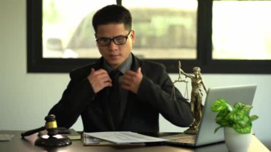 Adalet ve hukuk kavramı. Bir erkek avukat, ahşap bir masanın üzerinde pirinç ölçekli bir tanrıçayla bir ofiste çalışır. Laptop Hukuki Konseptleri ve Hukuk Hizmetleri ile Adalet Çekici