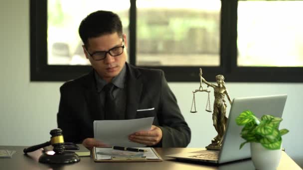 Adalet Hukuk Kavramı Bir Erkek Avukat Ahşap Bir Masanın Üzerinde — Stok video