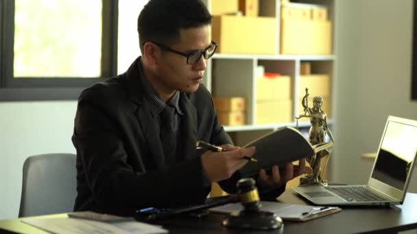 司法与法律的概念一位男律师在一个办公室里工作 办公室里的木制桌子上有一位黄铜天平的女神 带有手提电脑的司法锤法律概念和法律服务 — 图库视频影像