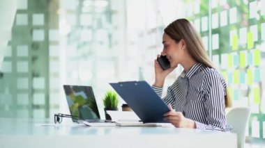 Finans ve muhasebe sektöründe çalışan iş kadını, yatırımların getirisi hesaplanıyor, şirket bütçeleri planlanıyor.