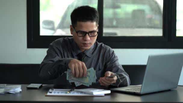 Framgångsrika Jublande Asiatiska Män Räknar Pengar Som Firar Seger Med — Stockvideo