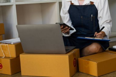 Evde çalış. İnternette ürün satmak. Küçük işletme sahibi, masasındaki dizüstü bilgisayarlarla ve Asya 'daki odasında posta kutularıyla işe başlıyor..