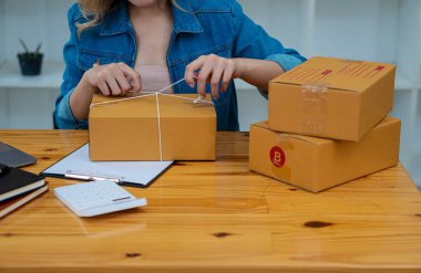 Evde çalış. İnternette ürün satmak. Küçük işletme sahibi, masasındaki dizüstü bilgisayarlarla ve Asya 'daki odasında posta kutularıyla işe başlıyor..