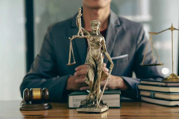 Δικηγόρος Στο Γραφείο Την Γκέιλ Μπρας Άγαλμα Της Δικαιοσύνης Και — Φωτογραφία Αρχείου
